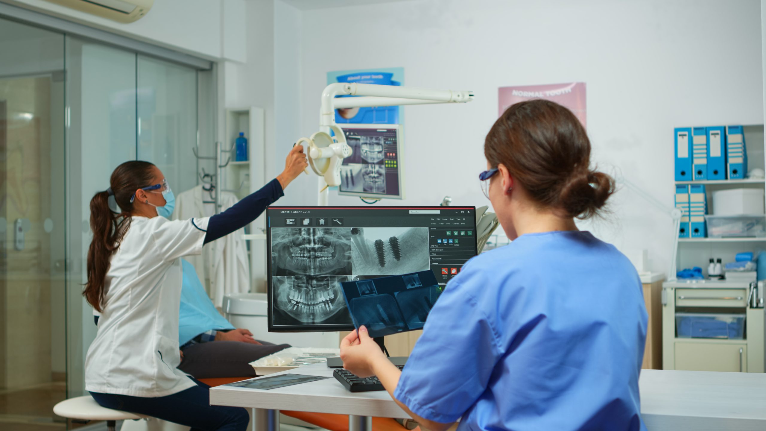 Radiologista analisa resultado de Raio X odontológico