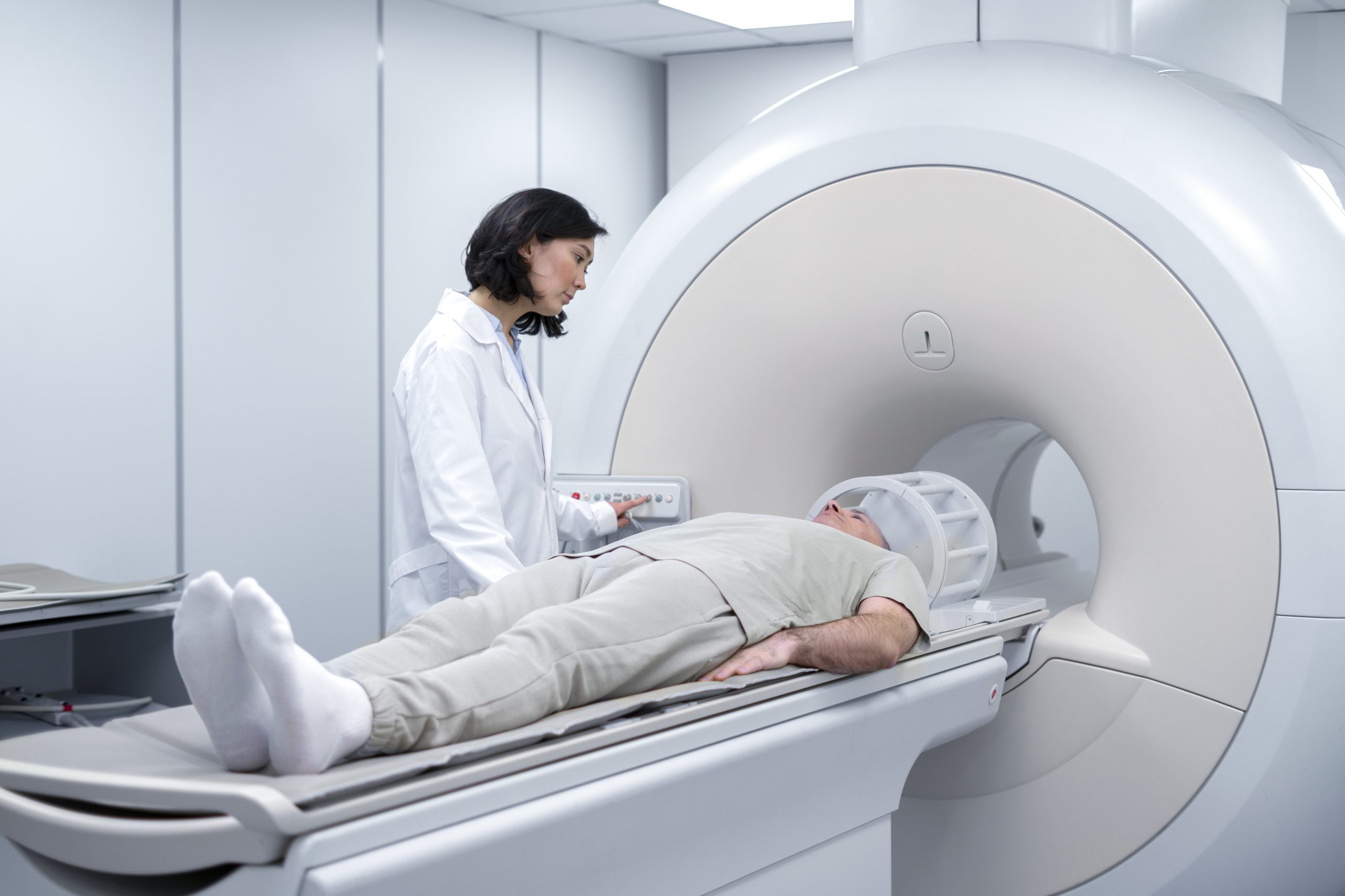 Radiologista prepara paciente para tomografia computadorizada