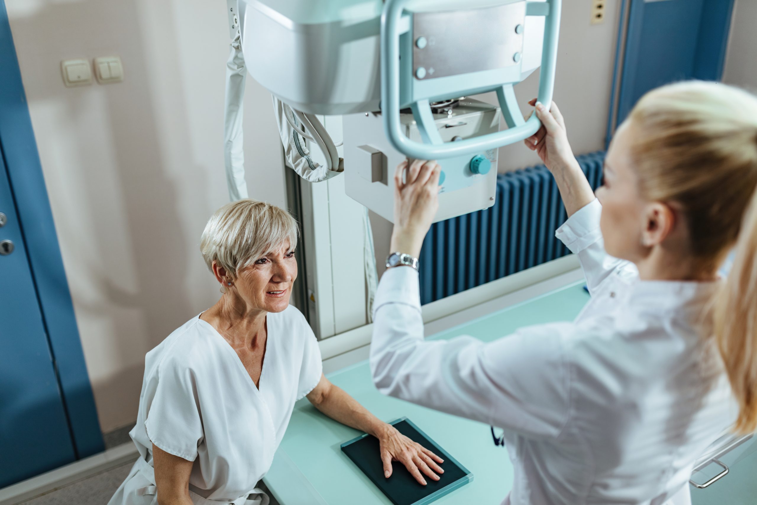 Radiologista faz um Raio X da mãe de uma paciente